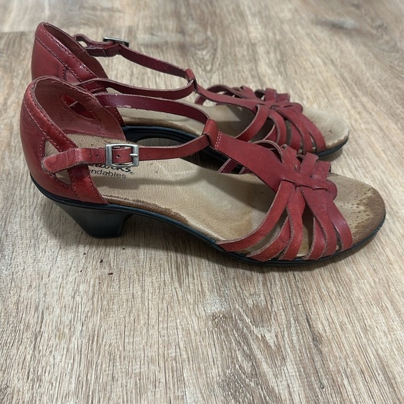 CLARKS | Wide T-Strap Leather Comfort Sandals - Picture 4 of 7